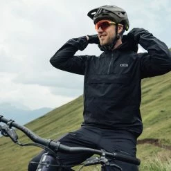 ION Shelter 2.5L Anorak - Veste De VTT -Equipement Vélo Populaire Magasin ION Shelter 2 5L Anorak MTB Jacke 47230 5452 900 ActionBilder 1